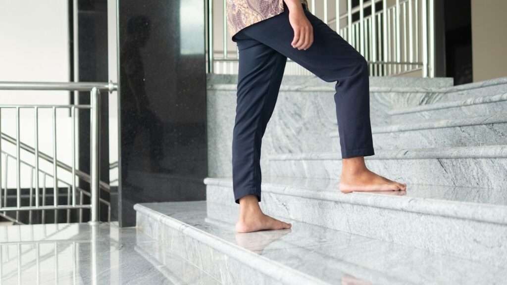 Photo knee pain descending stairs causes rehabilitation