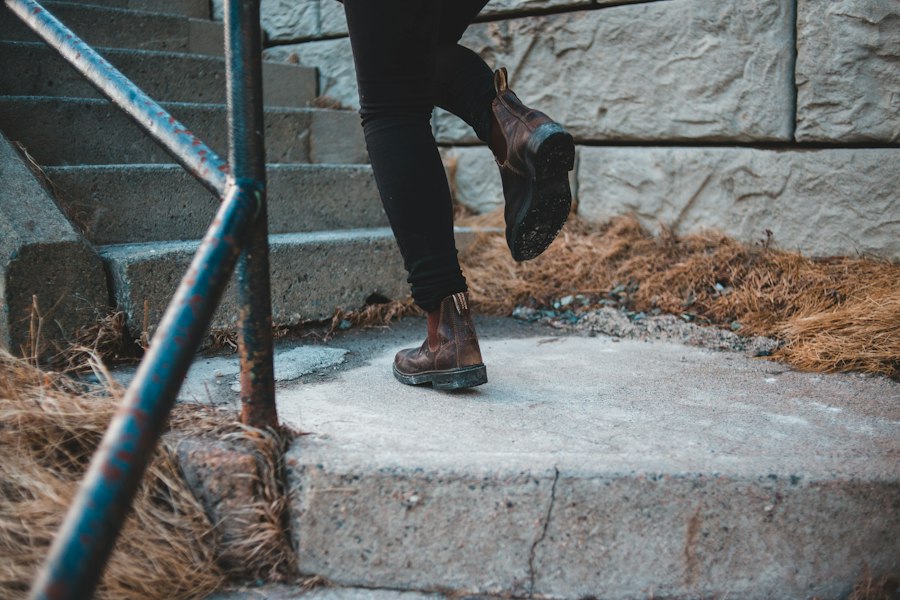 knee pain descending stairs causes rehabilitation